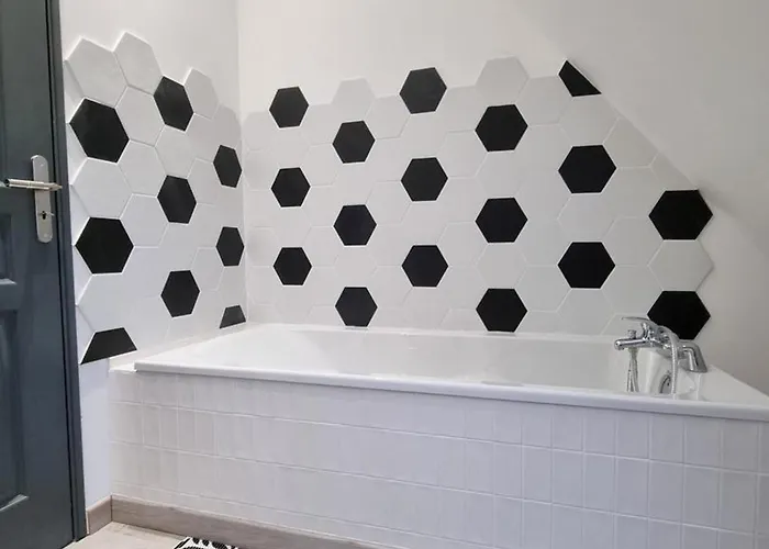 Hébergement de vacances Charmante Maison Mitoyenne Avec Jardin, Proche Forêt, Animaux Admis, Parking&wifi - Fr-1-510-203 *